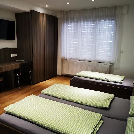 Eazy Hostel *